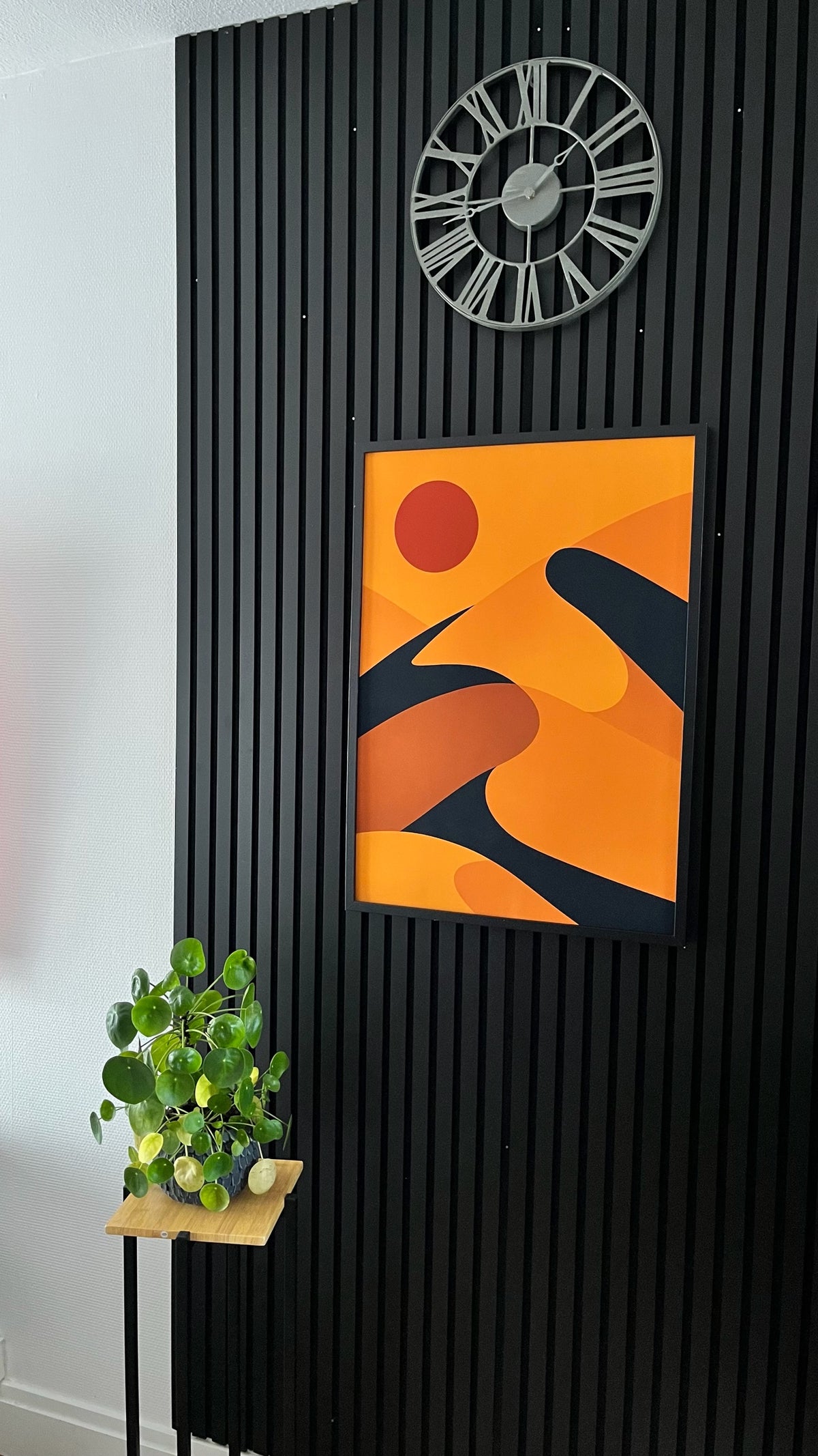 Affiche Morocco Walls aux dunes orangées, cadre bois, sur un mur à lattes noires