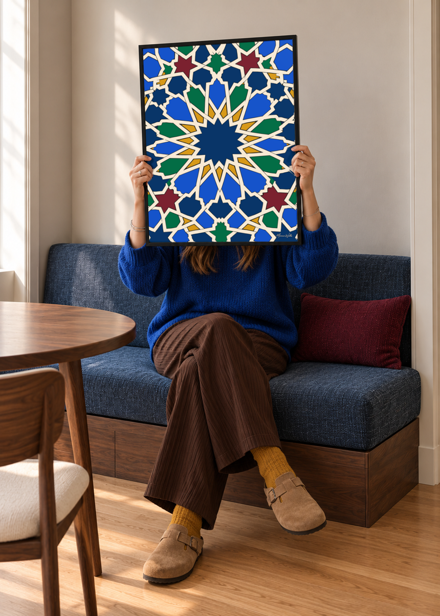 Personne tenant l'affiche Étoile de Fès dans un intérieur, Morocco Walls