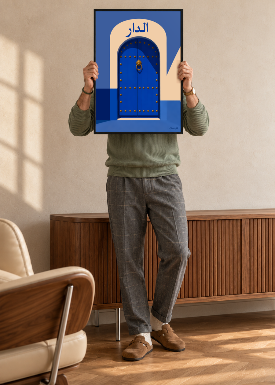 Personne tenant l'affiche Porte du Dar dans un intérieur, Morocco Walls