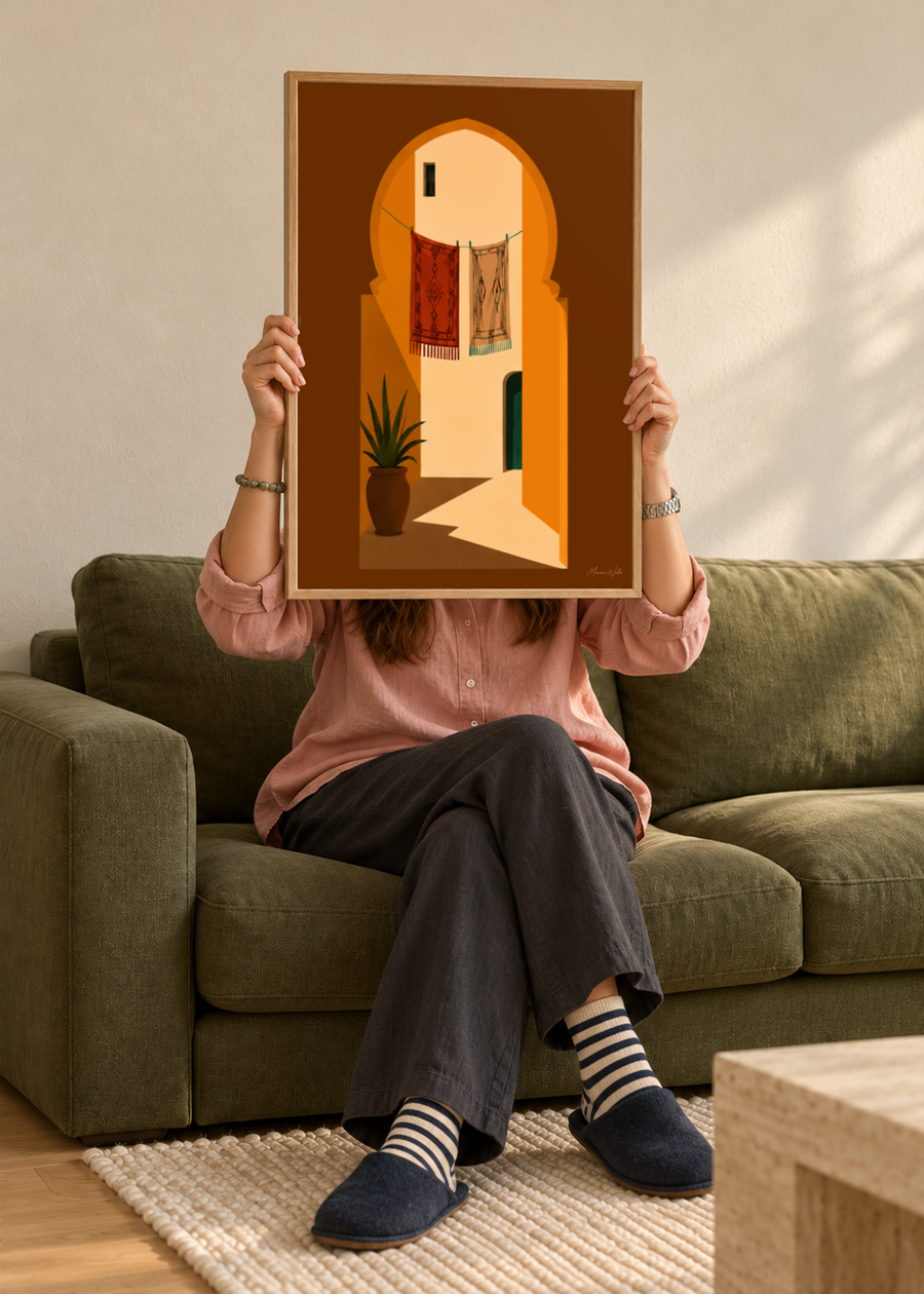 Personne tenant l'affiche Porte du Derb dans un intérieur, Morocco Walls