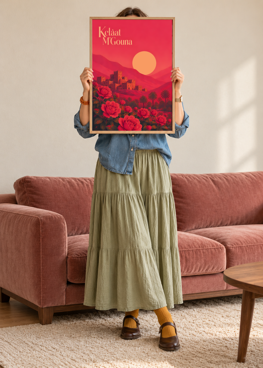 Personne tenant l'affiche Vallée des Roses dans un intérieur, Morocco Walls
