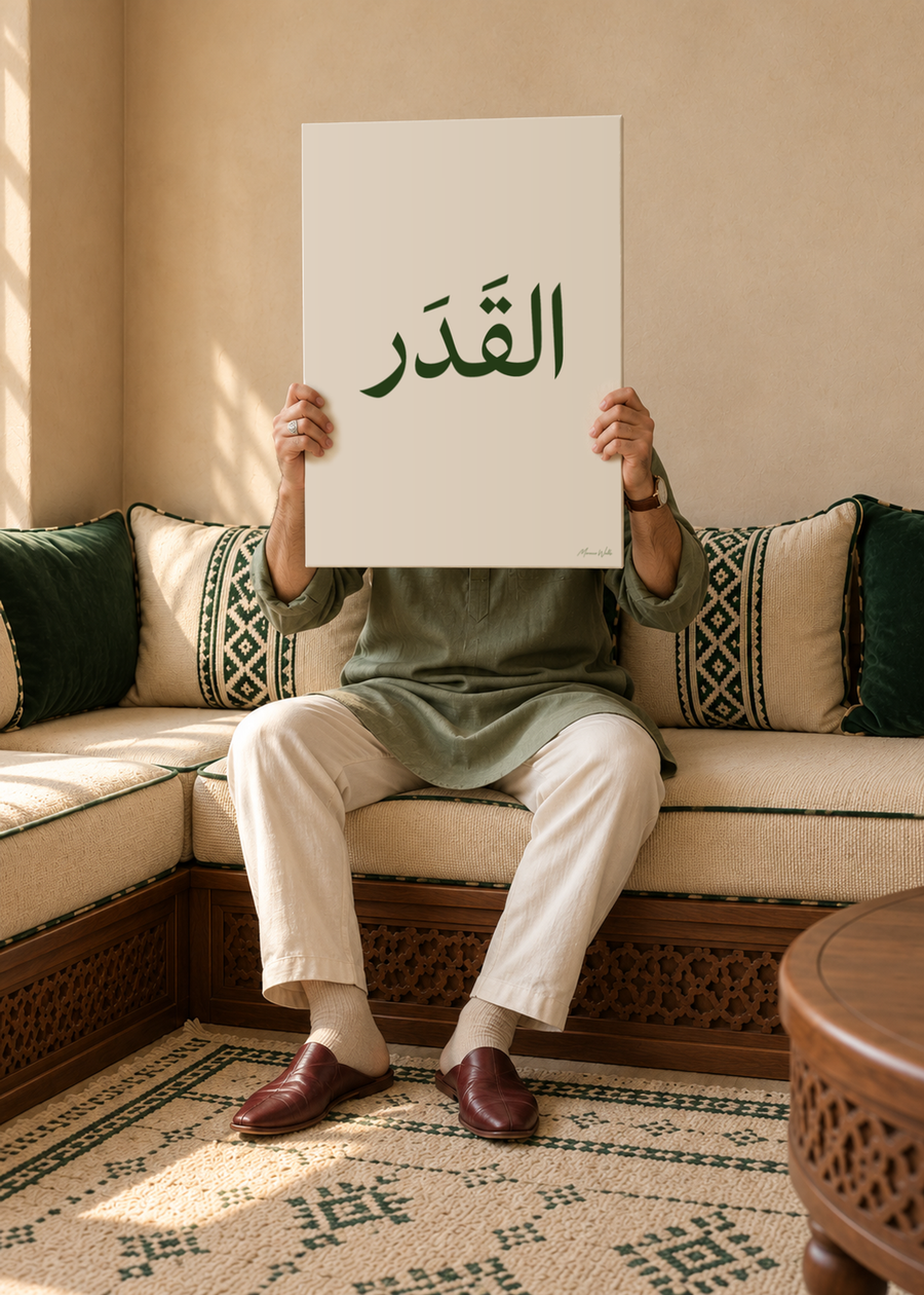 Personne tenant l'affiche Al Qadar dans un intérieur, Morocco Walls