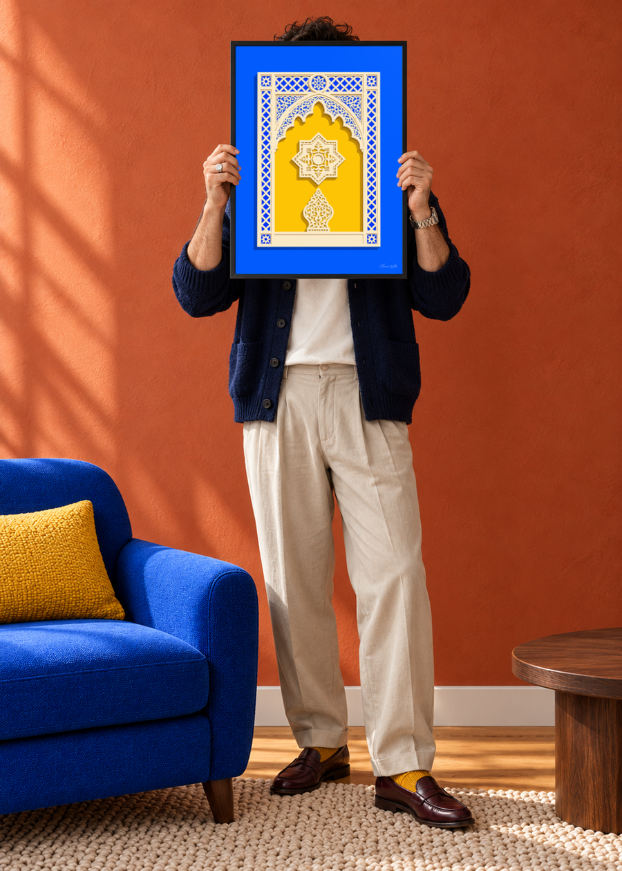Personne tenant l'affiche L'Arche d'Or dans un intérieur, Morocco Walls