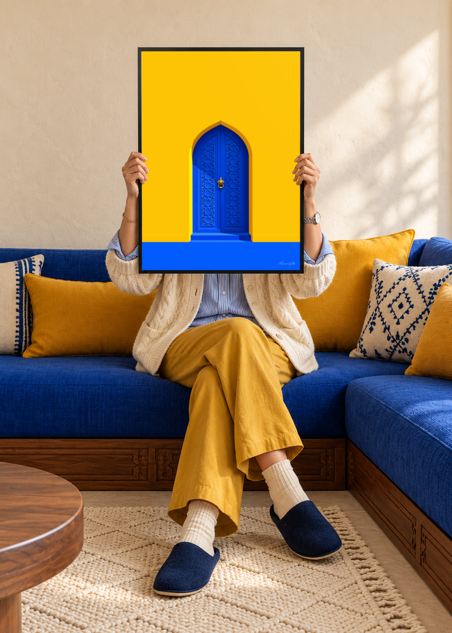 Personne tenant l'affiche Porte du Soleil dans un intérieur, Morocco Walls