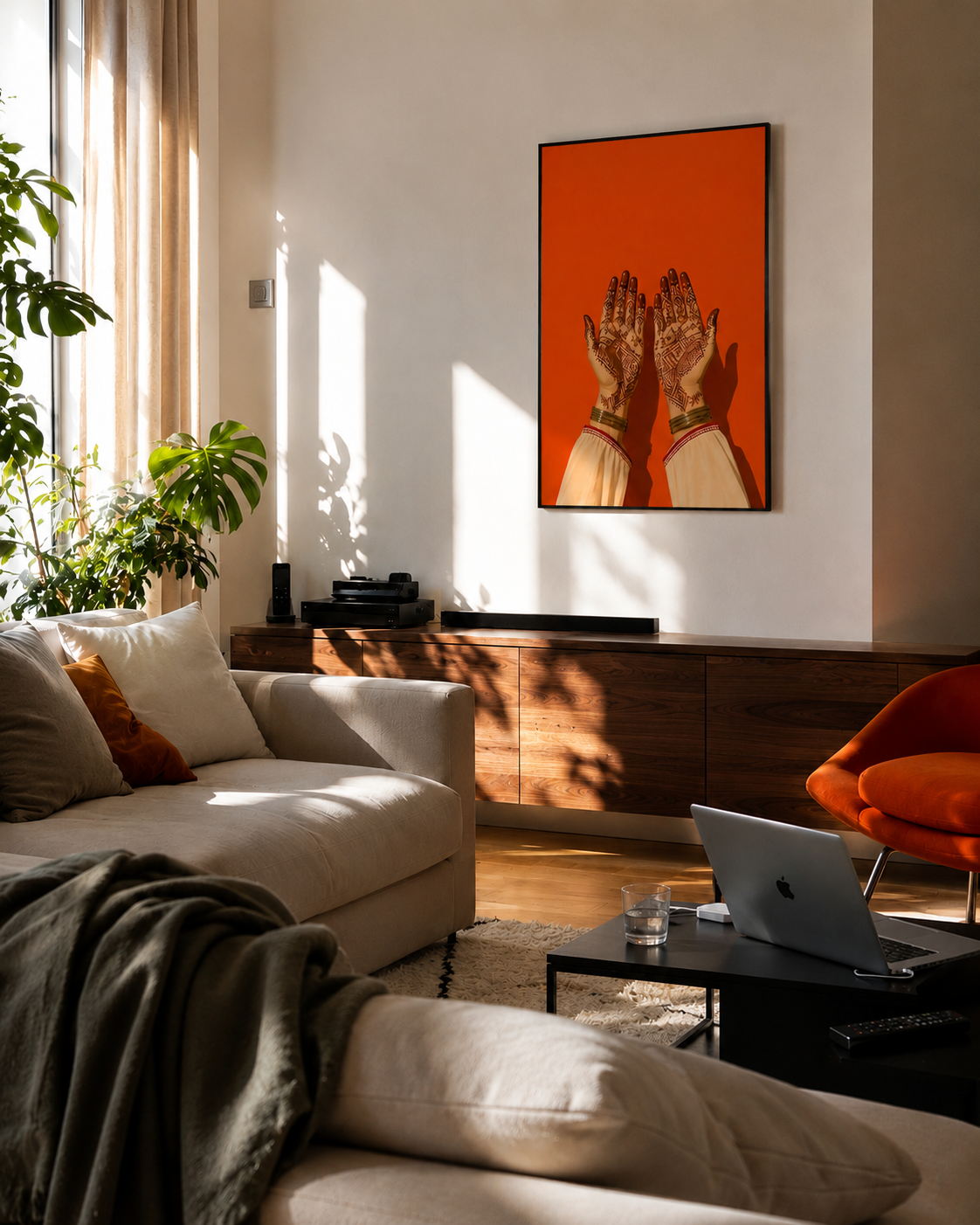 Intérieur contemporain habillé d’une affiche Morocco Walls, atmosphère du Maroc
