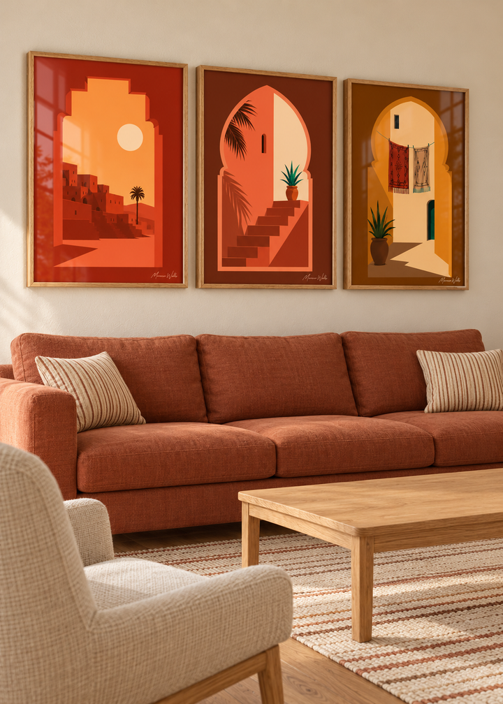 Composition murale Terres d'ocre : trois affiches Morocco Walls réunies dans un intérieur