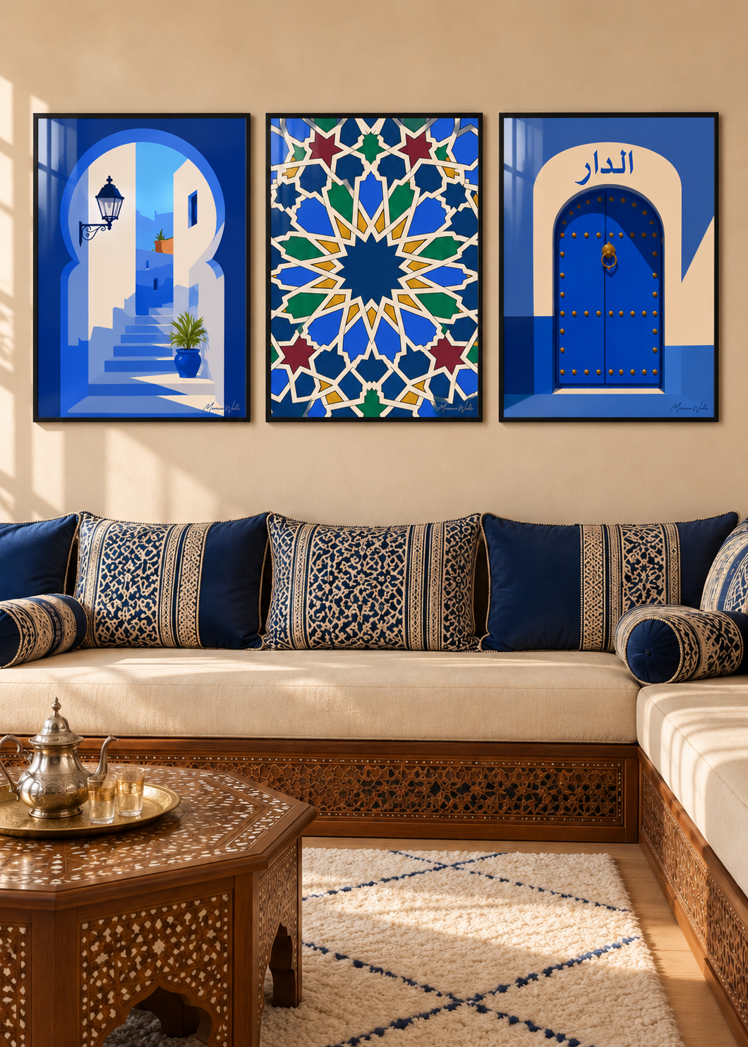 Composition murale Éclats d'Azur : trois affiches Morocco Walls réunies dans un intérieur