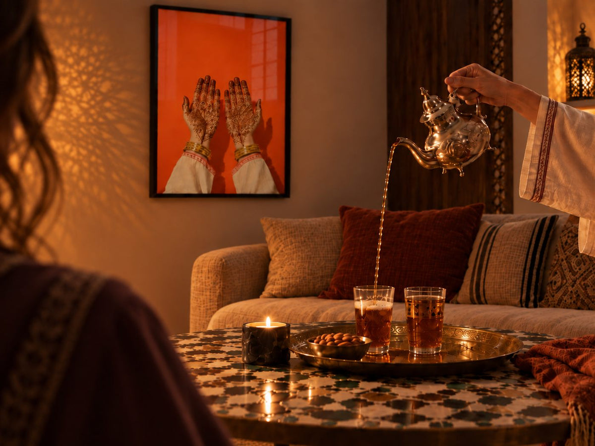 Intérieur contemporain, mur orné d'affiches de la collection Sud de Morocco Walls