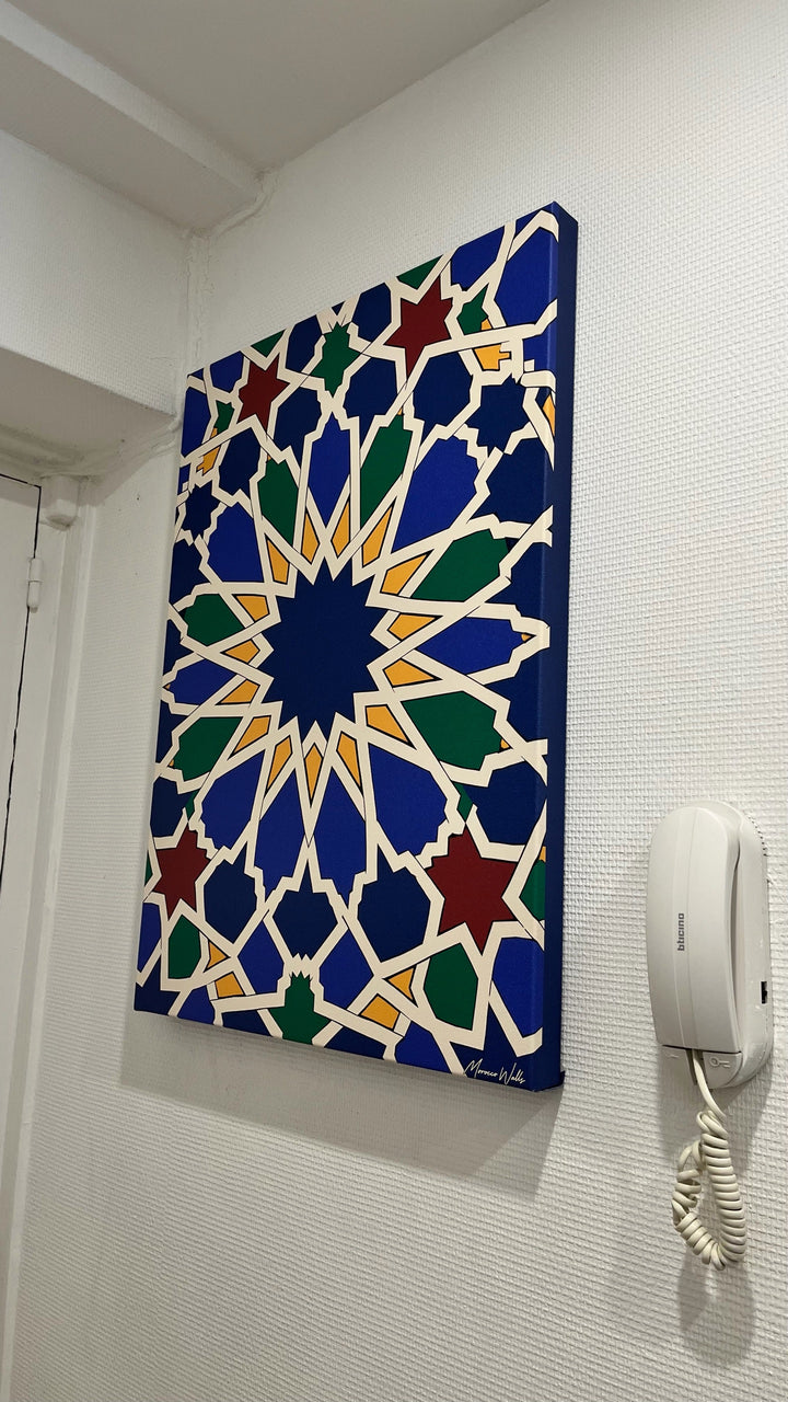 Toile Morocco Walls aux motifs de zellige bleus, verts et jaunes accrochée au mur