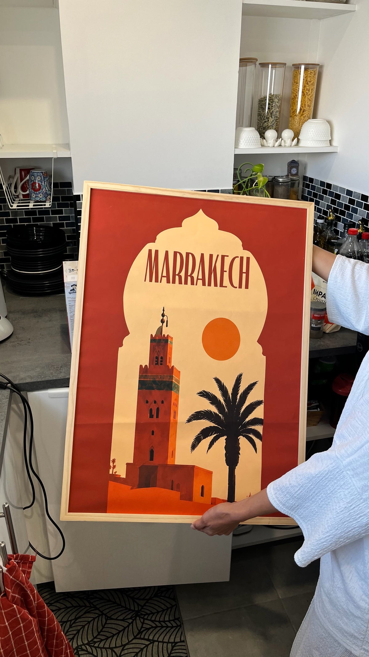 Affiche Morocco Walls Marrakech tenue en main dans une cuisine