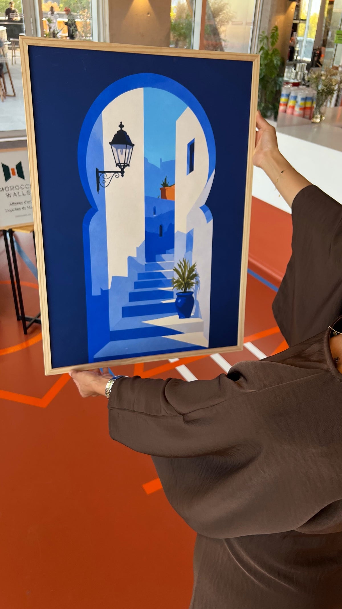 Affiche Morocco Walls à la porte bleue, cadre bois, tenue en main